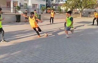 Sokak arasında taş kaleyle transfer duyurusu gülümsetti