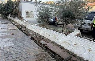 Su basan sitenin istinat duvarı yıkıldı