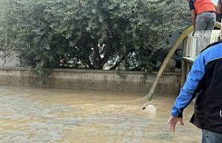 Su borusu patladı: Site bahçeleri suya gömüldü