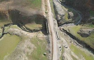 Su seviyesi düşen Gökçe Barajı’nda tarihi yolun...