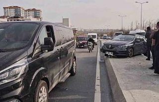 Sultangazi’de kamyonun sıkıştırdığı otomobil...