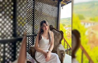 Takla atan araçtan fırlayan genç kız hayatını...