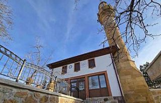 Tekke Arapdede Camii asırlık tarihiyle ziyaretçilere...