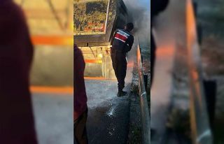 TEM Otoyolu’nda alev alan hafriyat kamyonunu jandarma...