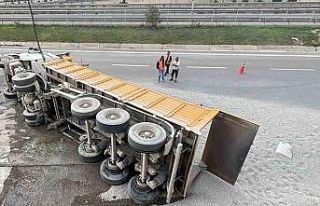 TEM Otoyolu’nda mıcır yüklü kamyon devrildi:...