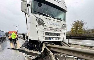 Tır bariyere saplandı