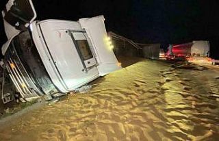 Tır devrildi, saçılan hayvan yemi yolu kapattı