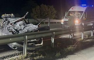 Tıra arkadan çarpan otomobil hurda yığınına...