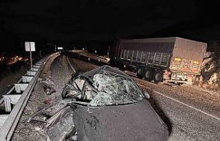 Tıra çarpan otomobilde 4 kişi yaralandı