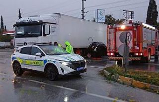 Tırın altında kalan otomobildeki karı koca hayatını...