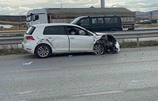 Tırın otomobili sıkıştırdığı kaza anı kamerada:...