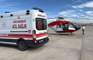 Trafik kazasında yaralanan şahıs ambulans helikopter...