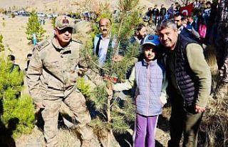 Tuğgeneral Öz, şehit yakınlarıyla fidan dikti