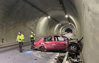 Tünelde feci kaza: Aracın motoru metrelerce ileri...