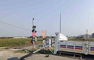 Turgutlu’da hemzemin geçitte kaza: Kamyonetin kasası...