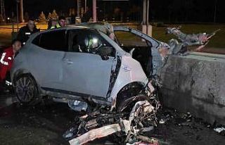 Tuzla’da otomobil gişelere saplandı: Sürücü...