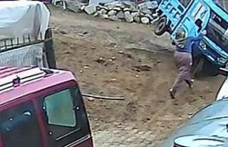 Üç tekerlekli motosiklet dengesi kaybolunca devrildi:...