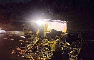 Ümraniye’de otomobil, seyir halindeki kamyonete...