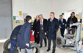 Vali Çiçek’ten okul ziyareti