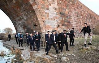 Vali Çiftçi, Köprüköy’de incelemelerde bulundu