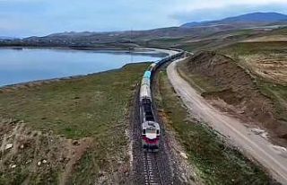 Van-İran seferi yapan yük treni Erçek Gölü kıyısında...