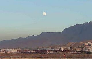 Van’da eş zamanlı güzellik: Ay doğarken güneş...