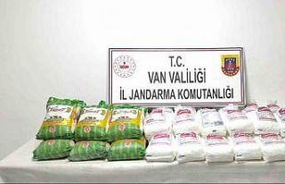 Van’da kaçak eşya ve gıda maddesi ele geçirildi