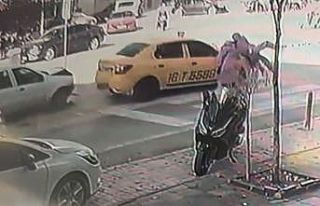 Yaya geçidinde anne ve bebeğe otomobil böyle çarptı