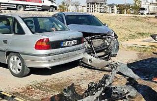 Yayaya çarpmamak için manevra yaptı, park halindeki...