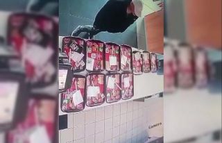 Yemek tepsisindeki cep telefonunu böyle çaldı