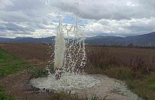 Yıllar önce yapılan kuyudan püsküren su şaşırtıyor