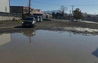 Yol gölete döndü, kapalı pazar yerinde vatandaşın...