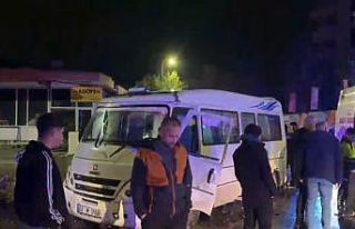 Yolcu minibüsü ile cip çarpıştı: 3 yaralı