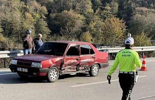 Yolcu minibüsü ve otomobil çarpıştı: 2 yaralı