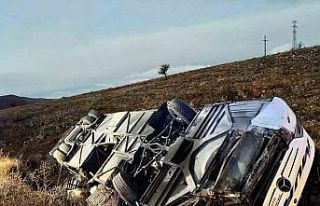 Yolcu otobüsü devrildi: 2 ölü, 21 yaralı
