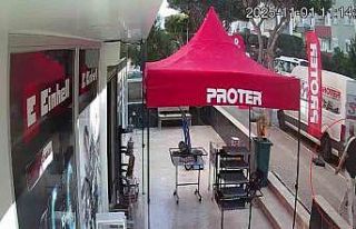 Yoldan geçenlere dehşeti yaşatıp 1 kişiyi bıçaklamıştı,...