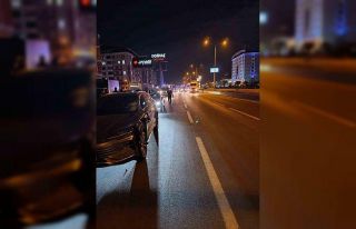 Yolun karşısına geçmeye çalışan 2 kadına otomobil...