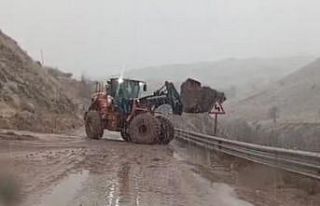 Yüksekova-Van kara yolunda heyelan meydana geldi