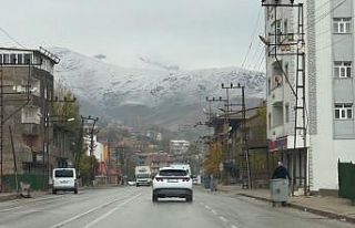 Yüksekova’nın etrafını çevreleyen dağlar beyaza...