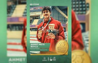 Yüzmede karışık bayrak takımları altın madalya...