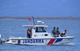 Yüzmek için göle girdi sahil güvenlik engel oldu