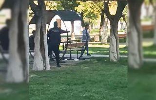 Zihinsel engelli genç bıçakla vatandaşlara saldırdı