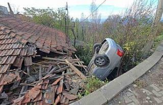Zonguldak’ta kontrolden çıkan otomobil evin çatısına...