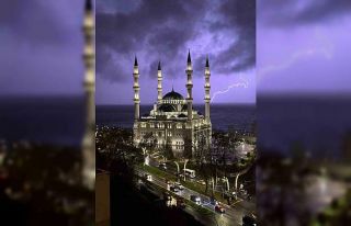 Zonguldak’ta şimşekler geceyi aydınlattı