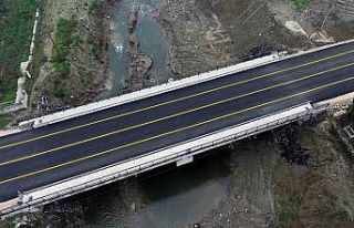 20 mahalleyi birbirine bağlayan köprüde yenileme...
