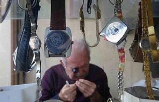 76 yaşındaki saat ustası, 61 yıldır zamana ayar...