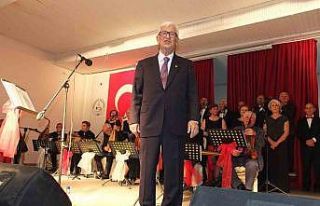 82 yaşındaki emekli müsteşar koro şefliği yapıyor