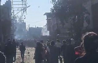 Adana’da bir mahalle taş, şişe ve sopalarla birbirine...