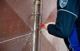 Adana’da depoda kokmuş 25 kasa tavuk ele geçirildi