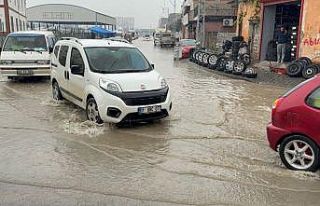 Adana’da yağmur hayatı olumsuz etkiledi: Semt...